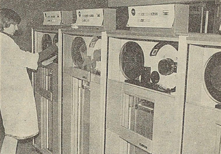 Operátorka u řady páskových jednotek IBM 3420 s cívkami za sklem