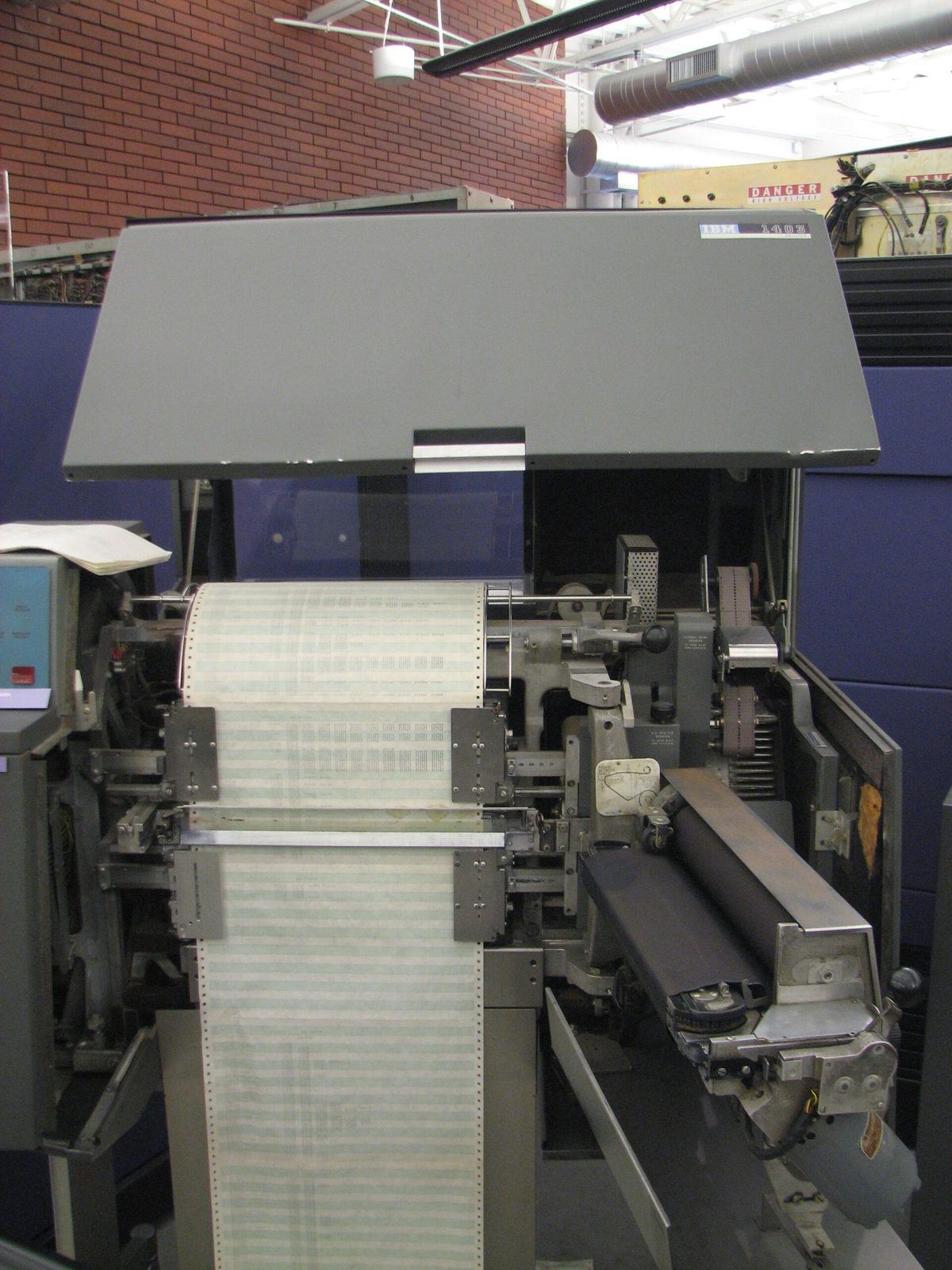 Otevřená řádková tiskárna IBM 1403 se skládaným papírem