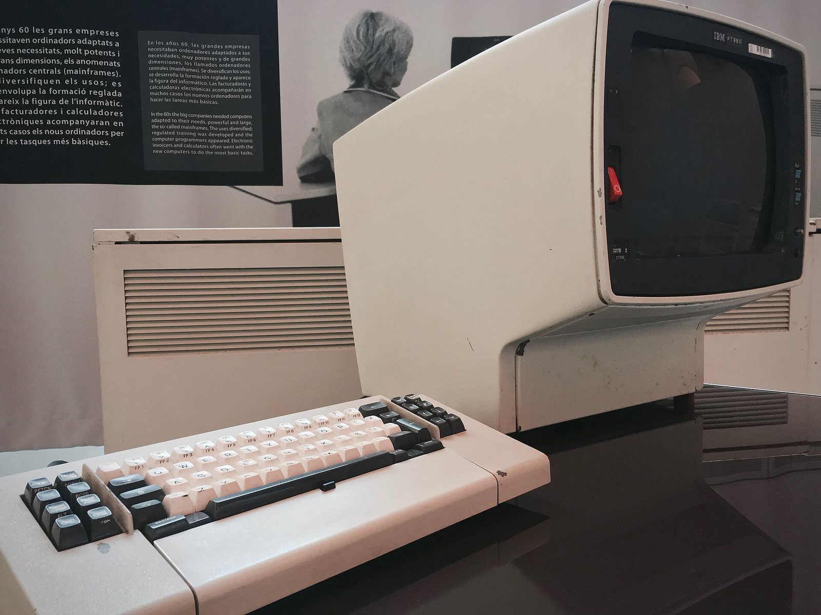 Béžový terminál IBM 3278 s klávesnicí v muzeu