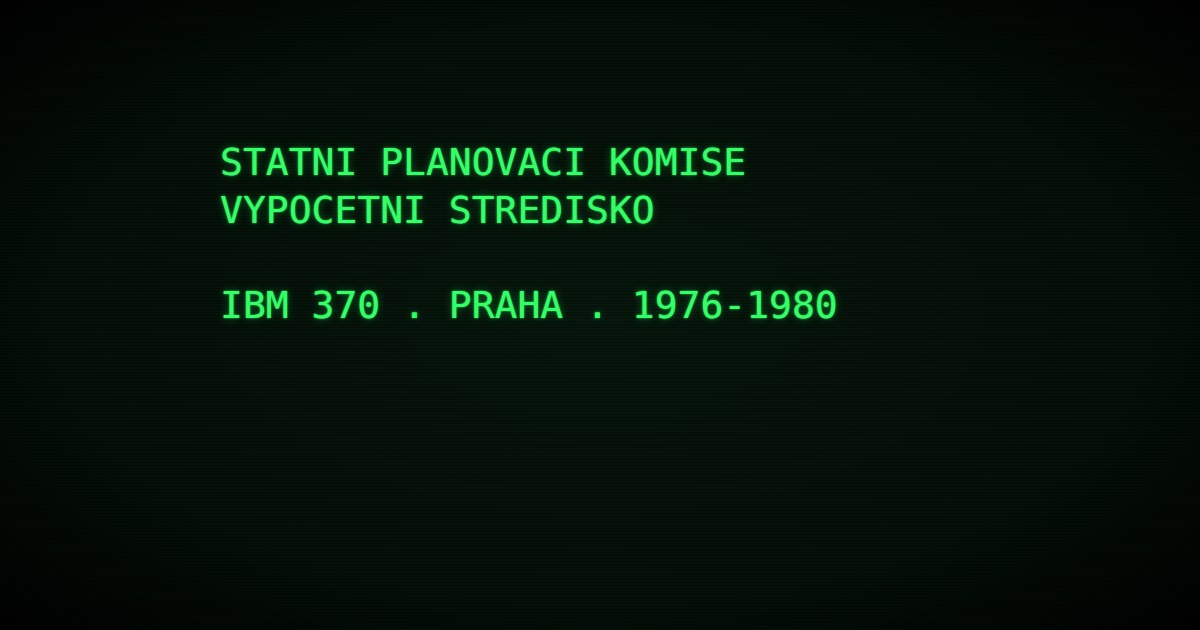 Zelený text na černé obrazovce: Státní plánovací komise, výpočetní středisko, IBM 370, Praha, 1976-1980