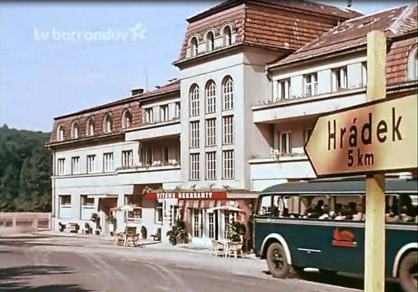 Záběr z filmu Dovolená s Andělem - hotel Jizerka
