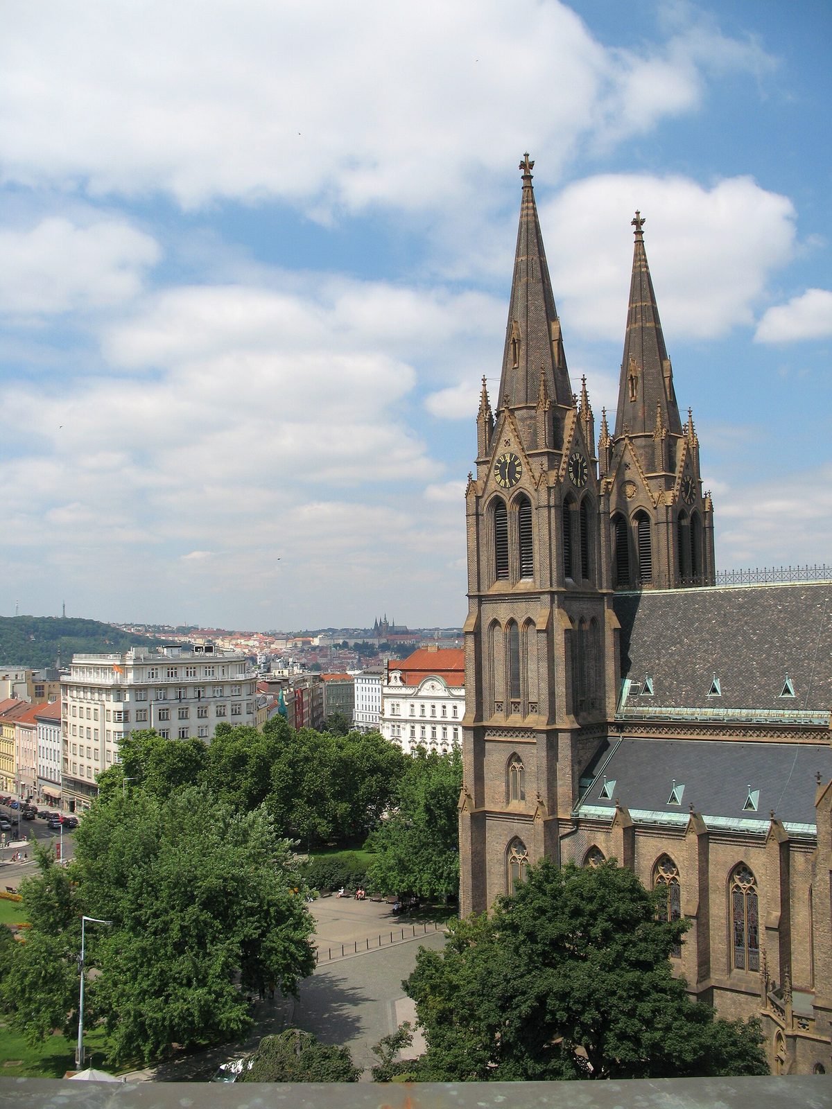 Pohled na fasádu kostela sv. Ludmily z Náměstí míru