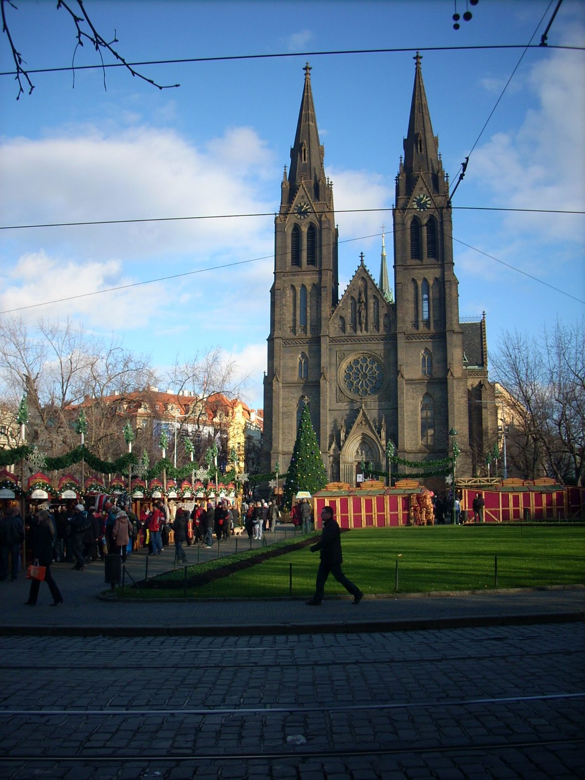 Boční pohled na cihlovou stavbu kostela sv. Ludmily