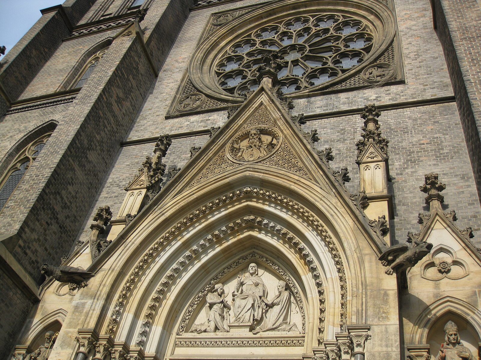 Detail tympanonu nad hlavním portálem kostela sv. Ludmily