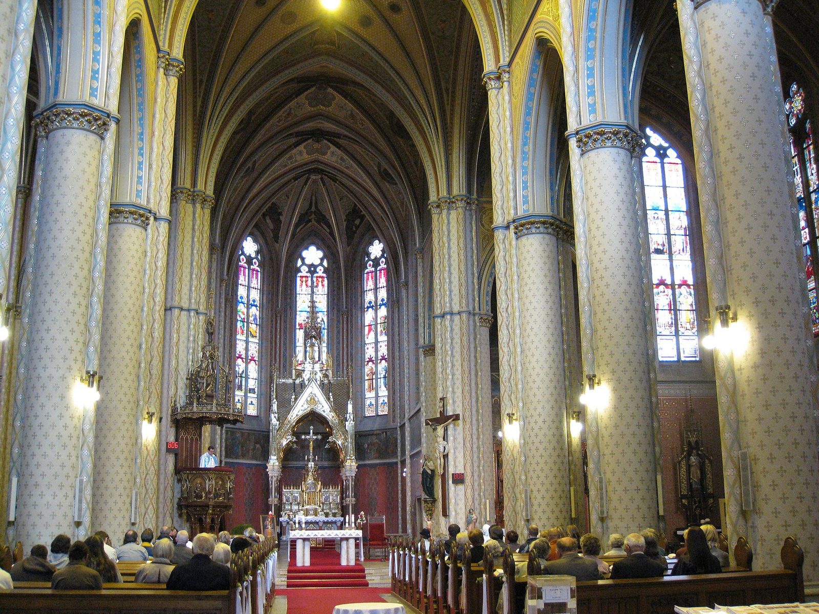 Pohled hlavní lodí kostela sv. Ludmily k presbytáři