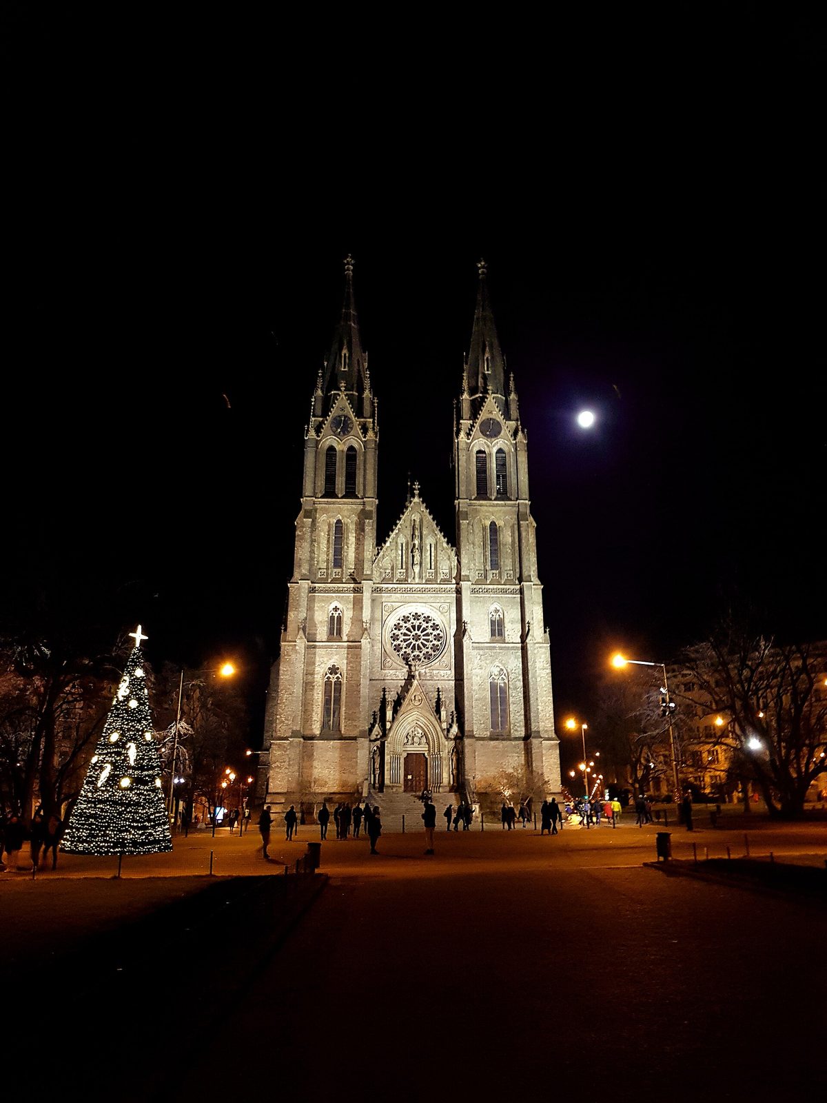 Dvě věže kostela sv. Ludmily v adventní atmosféře nad Náměstím míru