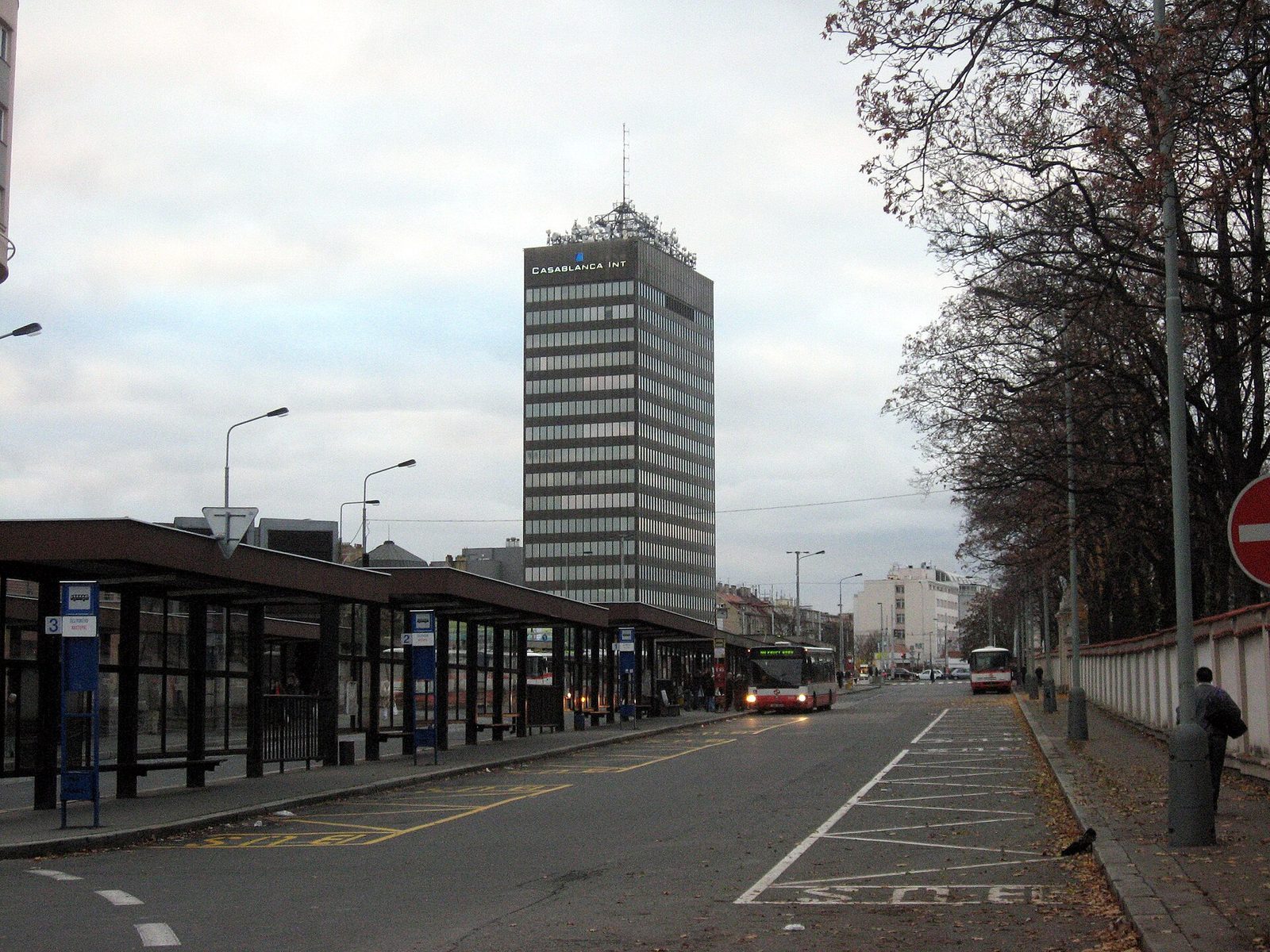 Palác Vinohrady (Strojimport) - pohled z autobusového terminálu Želivského, šedý den, vysílačová pyramida na střeše