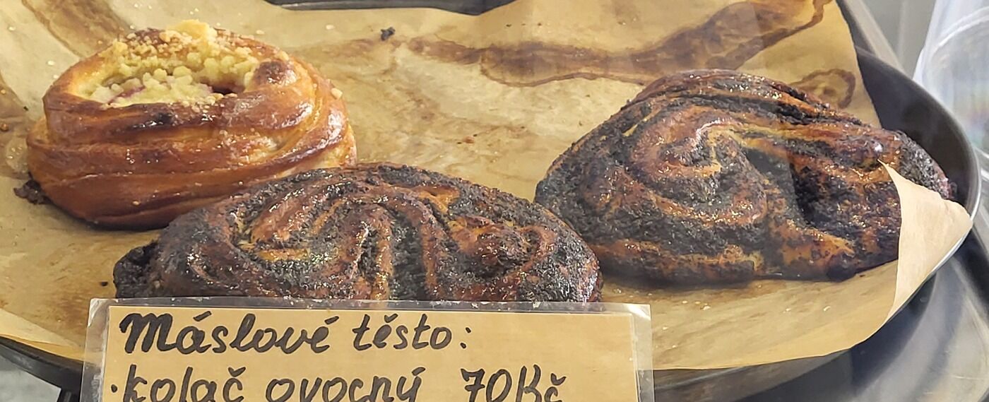 Máslové koláče a srdíčko makové ve vitríně Pánve