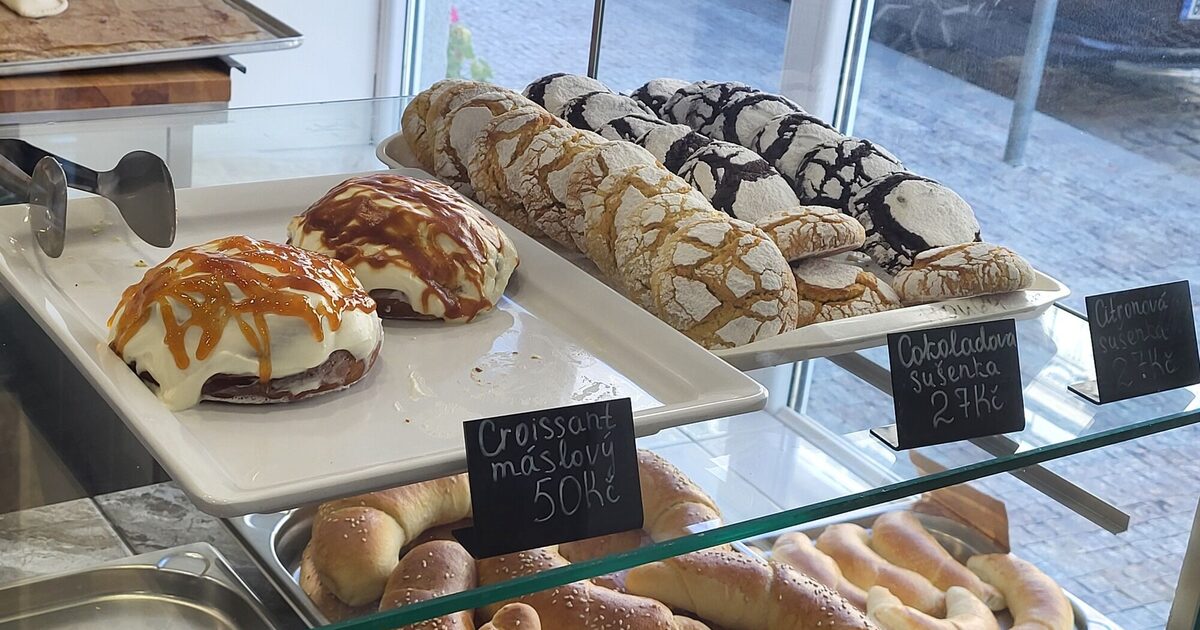 Vitrína pekárny Pánev: croissanty, popraskané sušenky a sezamové rohlíky