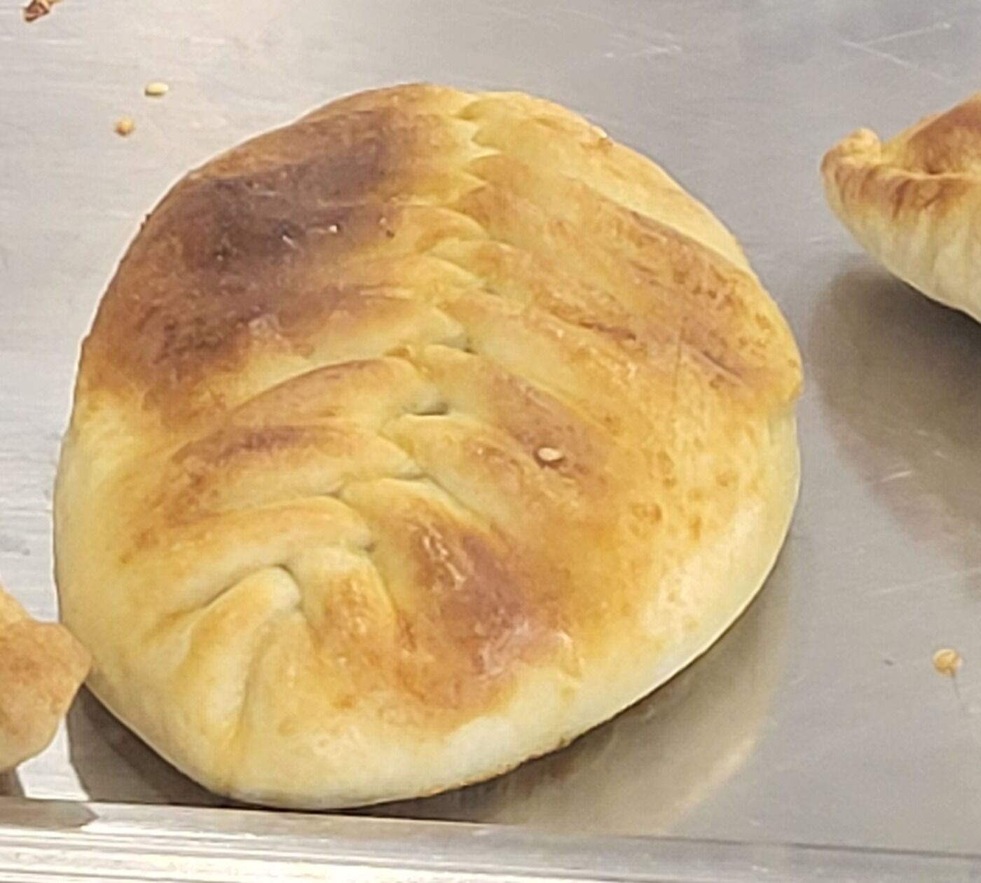 Pletenka se špenátem a brynzou ve vitríně Pánve