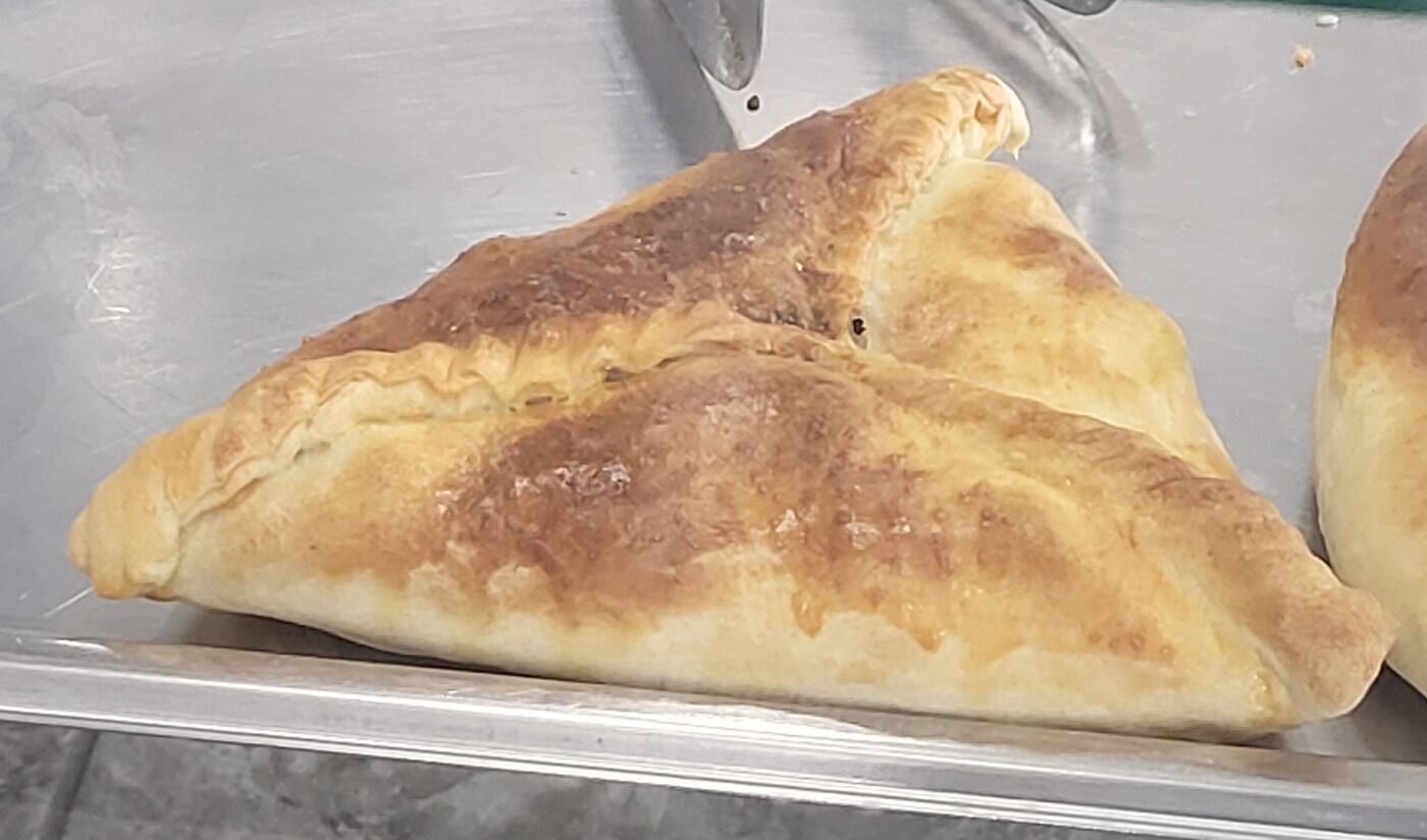 Samsa ve vitríně Pánve