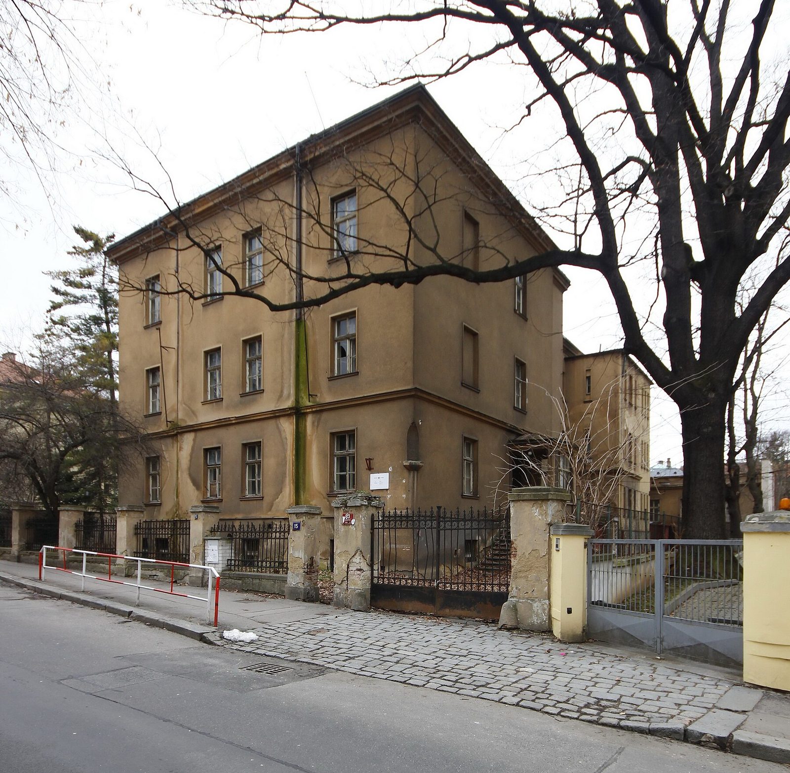 Bubenečská vila čp. 83 v Pelléově ulici - dobový kontext, jak vypadala vila, ze které dr. Urban udělal porodnické sanatorium