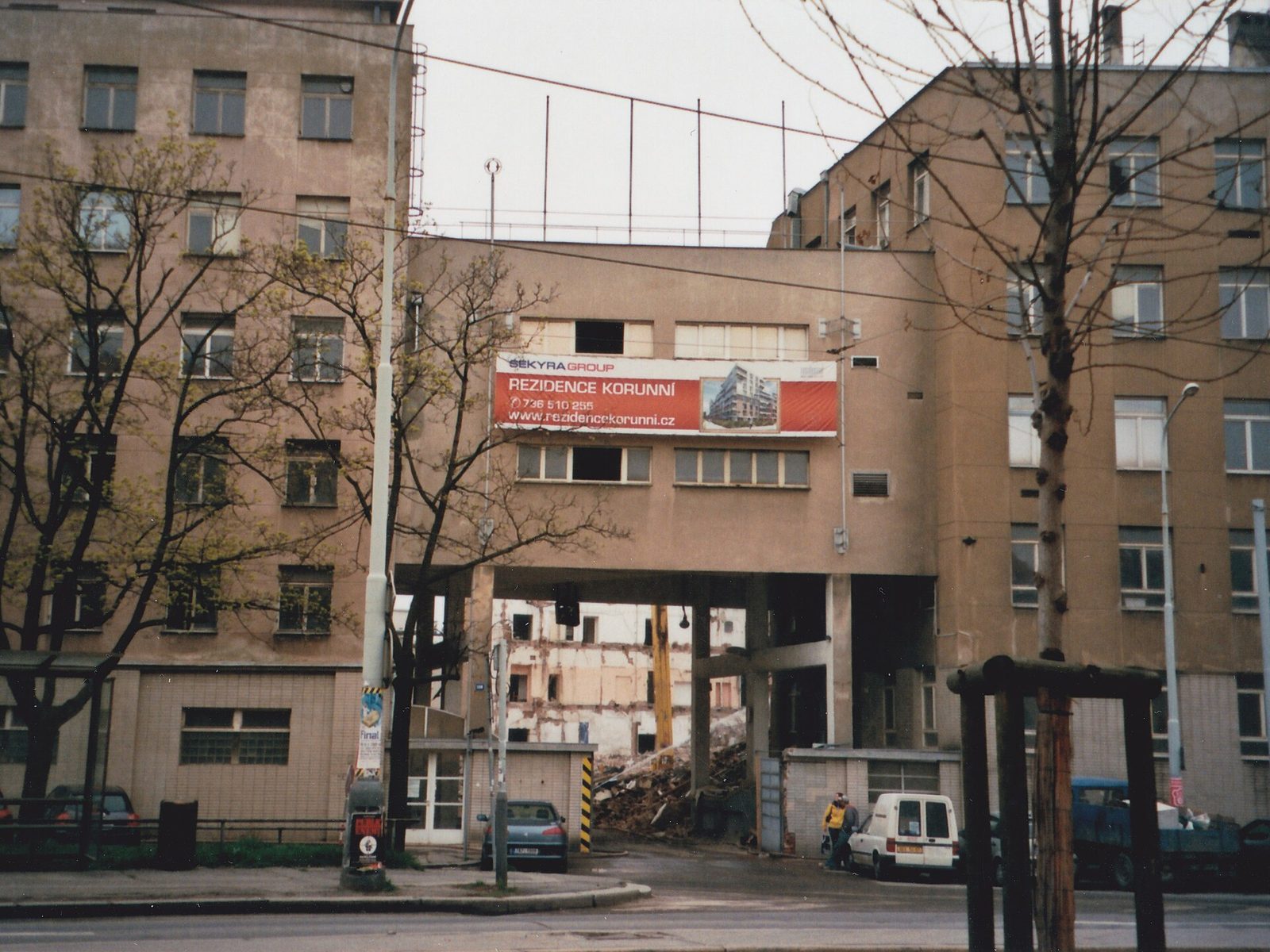 Demolice Orionky v roce 2008 - na budově visí billboard Rezidence Korunní