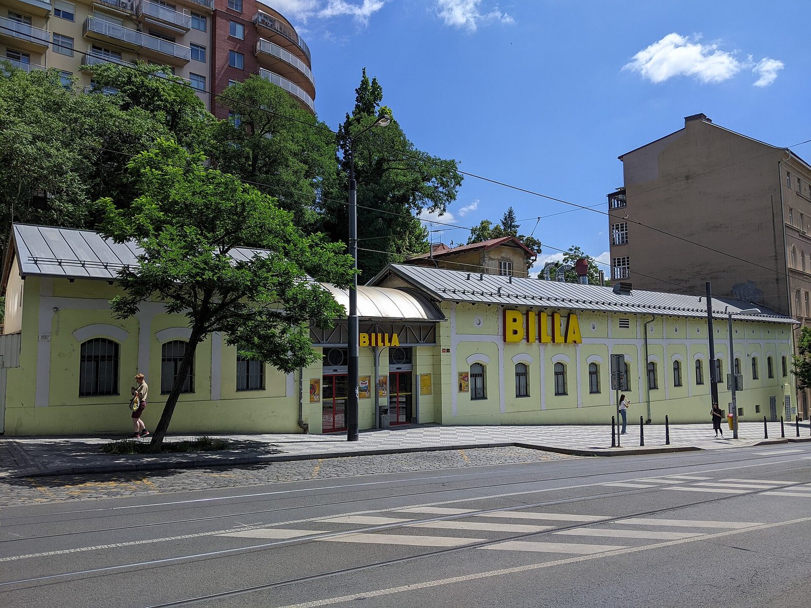 Bývalá Binningerova továrna v Bělehradské ulici, dnes supermarket Billa - stav červen 2025