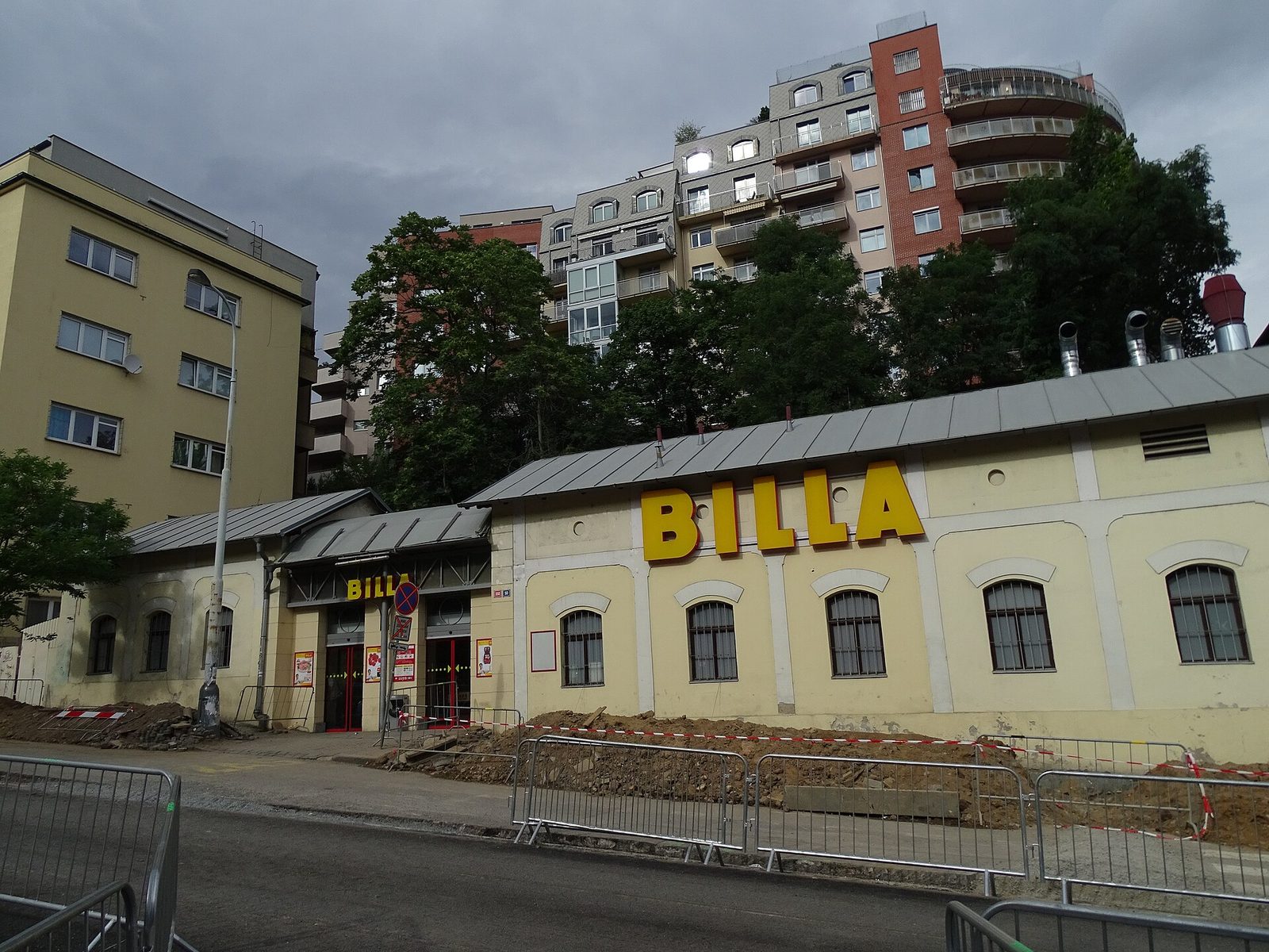 Billa v Bělehradské - detail budovy bývalé továrny na leštidla