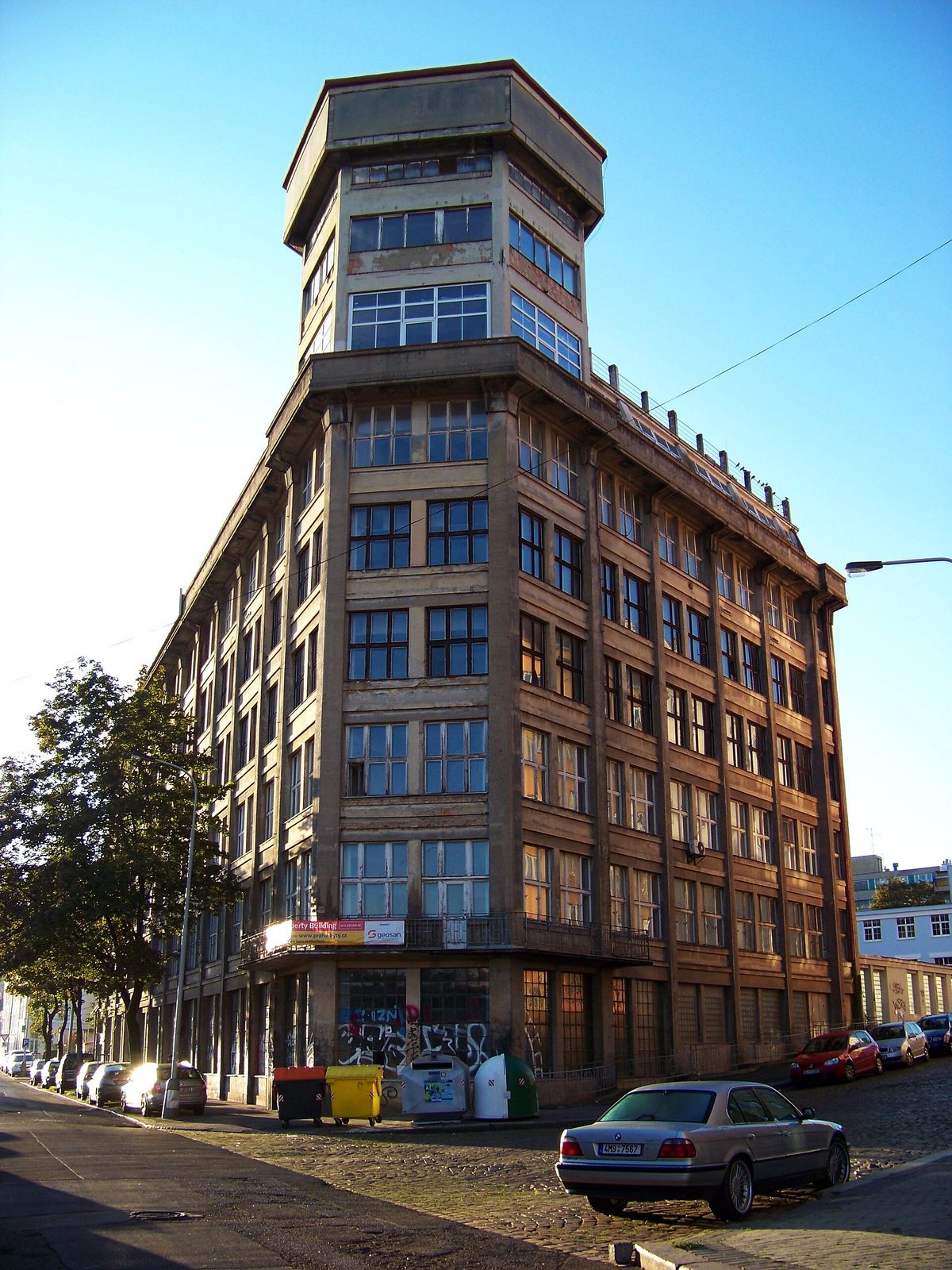 Nárožní pohled na továrnu ETA z Bartoškovy ulice s banerem Liberty Building