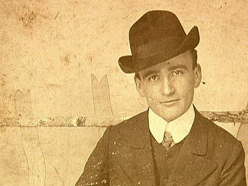 Karel Hašler s kloboukem, dobový portrét