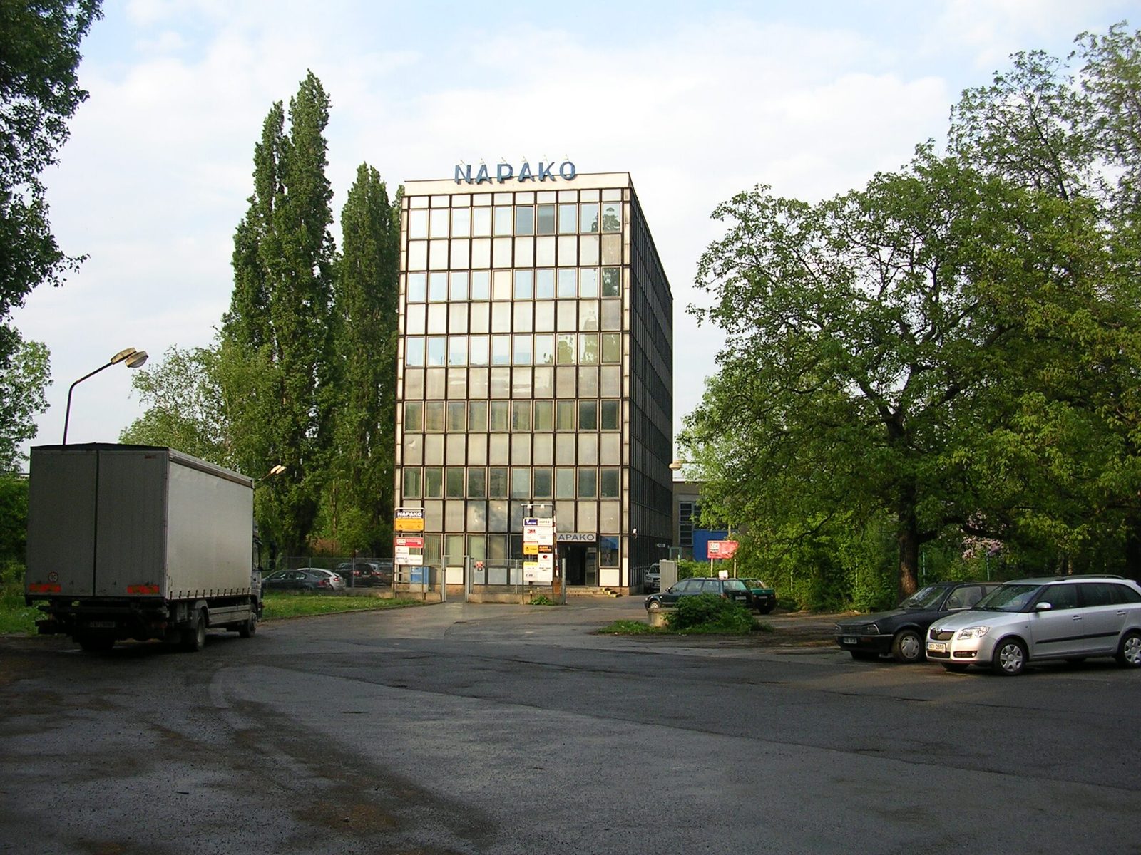 Budova družstva Napako v Michli s nápisem NAPAKO na střeše, 2009
