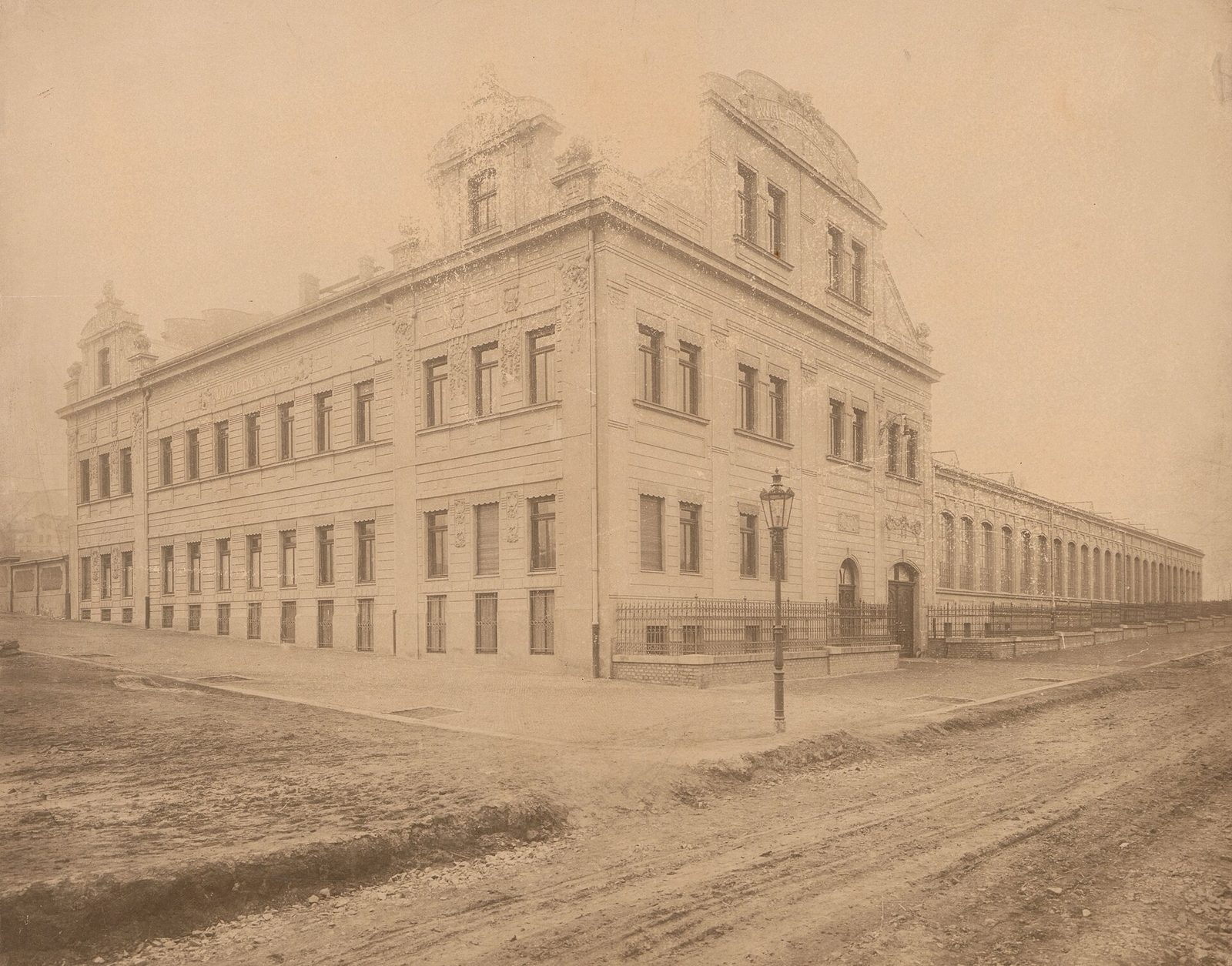 Novobarokní administrativní budova továrny Waldes a spol. krátce po dokončení, kolem 1907