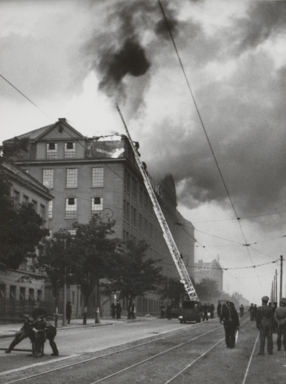 Požár továrny Waldes v roce 1940, hasiči s žebříkem