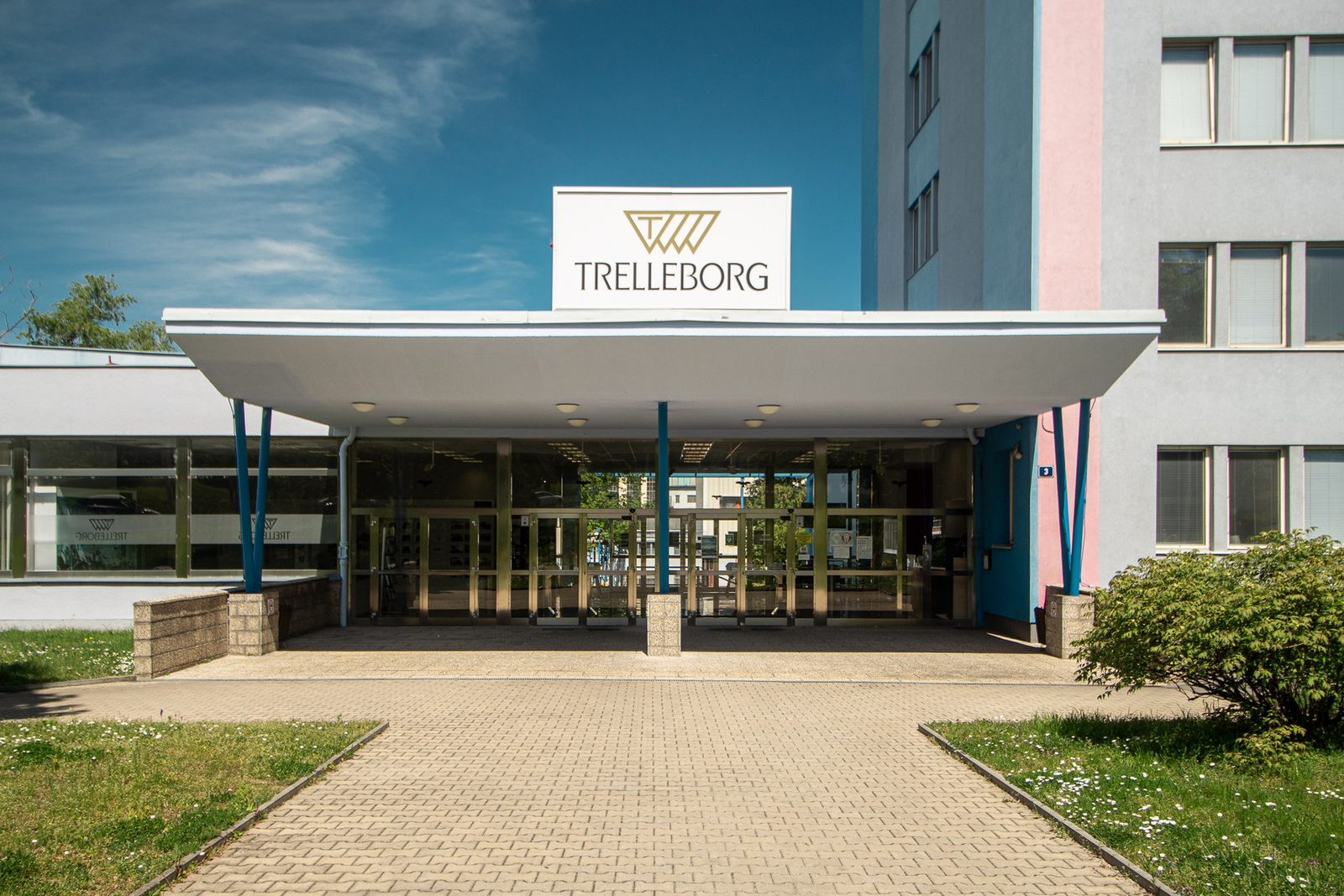 Vstup do areálu Mitas s logem Trelleborg