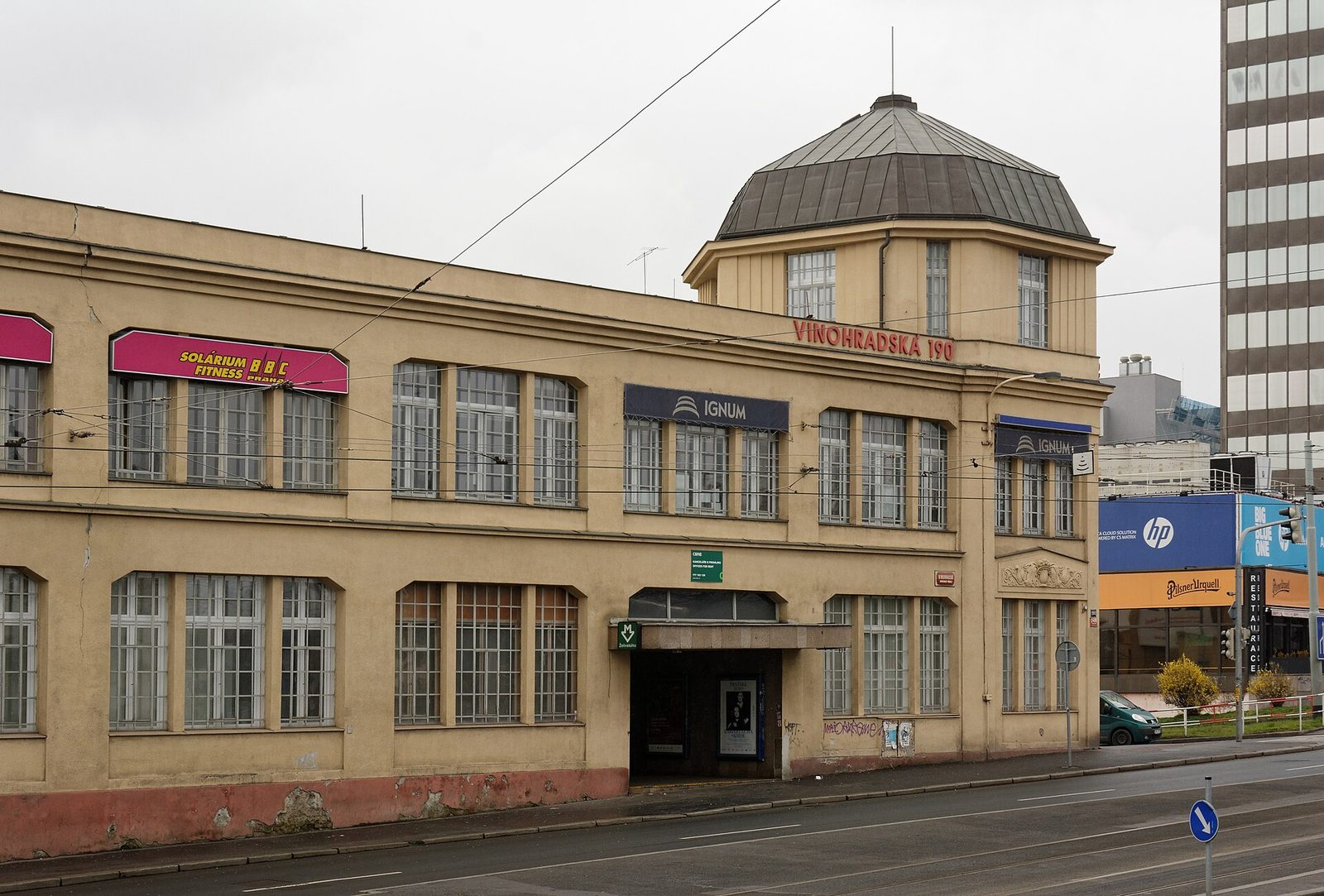 Papírna Ignaze Fuchse na Vinohradské 190 - fasáda s oktogonální věžicí a vstupem do metra Želivského